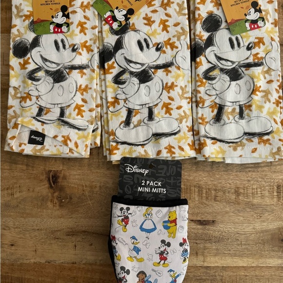 Disney Mickey Mouse Kitchen Towels and Mini Mitts Set 8 piece set NEW NWT - Picture 1 of 7